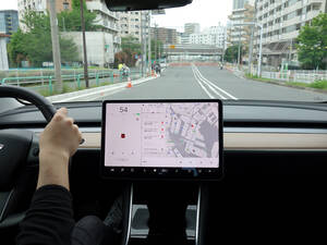 うちのテレビより大きいってどういうことよ？　40インチ超えもあるクルマのディスプレイはどこまでデカくなるんだ!?