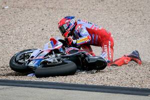 【MotoGP】マルケス、ドイツGP初日転倒で左手人差し指を骨折。「胸の打撲の方が心配」とも語る