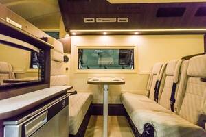 ハイエースが“巨大キャンピングカー”に大変身！驚きの広さと取りまわし性の高さを両立