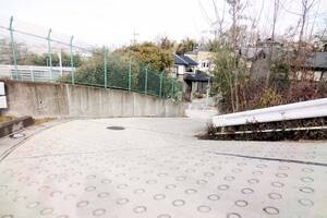 下り坂で「ニュートラル」に入れるべきでない理由──低回転でも燃料消費する「アイドリング維持の罠」とは