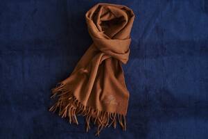 究極のカシミヤが装いを変えるロロ・ピアーナ──2025年の秋冬スタイルを小物でアップデートする