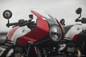 普通二輪免許で乗れるトライアンフに新型登場！ 82.9万円から買える『スラクストン400』と『トラッカー400』