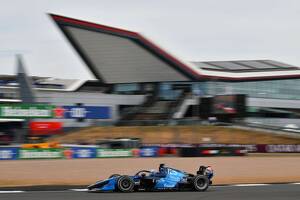 アストン育成クロフォードが抜群スタート活かしてウエットレース制す｜FIA F2シルバーストン フィーチャーレース