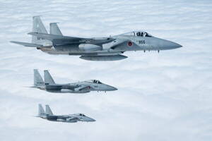 「軍隊の航空機＝戦闘機じゃないの？」←違います！ 戦わない軍用機ってナニ？ 民間企業が飛ばす “まんま戦闘機”なんてのも