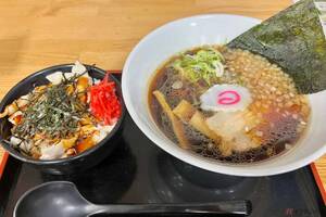 色も味も濃い!!　「黒醤油ラーメン」にセットの「鶏めし」まで!?　バイクで行く高速道路グルメ　東関道「湾岸幕張PA」