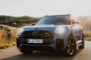 MINIカントリーマンに初の限定車！ スレートブルーの専用カラーを纏うコンパクトSUVが登場【新車ニュース】