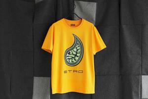 伝統のペイズリーをモダンに昇華させたエトロ──2025年夏のTシャツ&カットソーコレクション