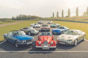 カエル似のライト　ナマズ似のグリル　デイムラーSP250 ＆ モーガン・プラス8（1）　英国製V8の世界