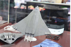 ほとんど情報ナシの中国の“マル秘新型戦闘機”、まさかのプラモデル化！ 一体どう作ったんですか…？