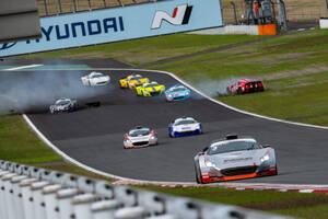 インタープロト第1戦は赤旗終了でレース不成立。第2戦は卜部和久が福住仁嶺を振り切って初優勝