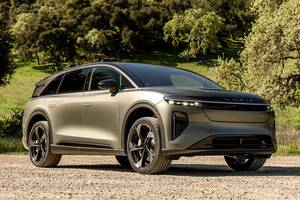 828馬力･航続距離724kmの米国製BEV登場！ ルシッド「グラビティ」は約1180万円から