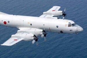 自衛隊が中国海軍の「巨大な揚陸艦」を確認！空母みたいな外観を哨戒機が撮影 防衛省が画像を公開