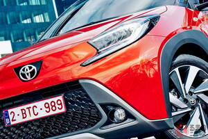 【欧州】トヨタ「“最小”SUV」に反響多数！ 全長3.7mの「ちょうどイイサイズ」に「日本でもウケそう」「なぜ導入しない!?」の声も？ 斬新“黒”2トーン＆MTもステキ！ 国内未導入の「アイゴX」に寄せられた“熱視線”とは