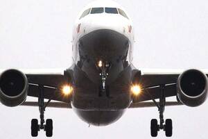 なぜ飛行機はピカピカ光るのか？ 夜空の安全を守る「見えない交通法規」、色と点滅に隠された意味とは