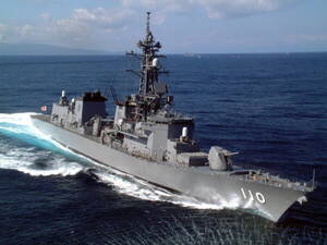 自衛隊が「艦載機テンコ盛り」中国空母を確認！ “尖閣の近海”に現れる 防衛省が画像を公開