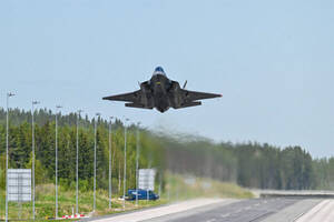 新型ステルス機「高速道路でも使えます！」フィンランドに蘭空軍のF-35Aが初めて降り立つ