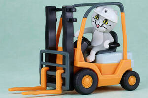 「何を見てヨシ! って思ったんですか?」仕事猫がフォークリフトに乗ったフィギュアが公開 構図が既に「分かってる」