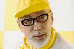 「テリー伊藤」が“愛車”の「奇抜な“外車”」を公開！ 斬新すぎる「“クーペ”ミニバン」に「カッコイイ」「イケてる」の声も！ 珍しすぎる「フランス車」とは