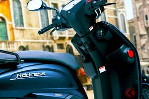 新車28！ スズキが新型「125ccスクーター」発売！ めちゃ“レトロ＆先進的”な斬新デザイン採用！ ビッグな「燃料タンク」搭載で“実用性”サイコーな「新型アドレス125」がスゴく良い！