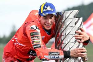 【MotoGP】怪我から早期に復帰したのは間違いだった……圧倒的な強さで7度目載冠マルケス「今この瞬間を楽しみたい……安らぎを感じている」