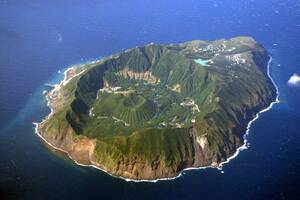 人口わずか161人！ 絶海の孤島「青ヶ島」、上陸困難が示す日本最少自治体のリアルとは