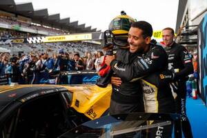 チェッカー直前にペナルティ。戦略的中の81号車コルベットがWEC100戦目に劇的勝利【LMGT3決勝レポート】