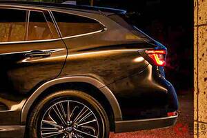 スバル新「ステーションワゴンSUV」！ 水平対向エンジン搭載＆「“日本”に適したサイズ」採用のレイバックが話題に！ 初の“黒モデル”もイイ「レヴォーグ」とは