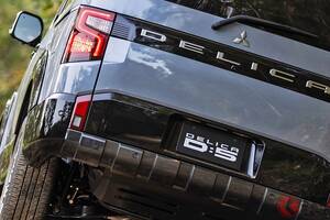 三菱が「新型デリカD：5」を世界初公開！ “黒さ”強調で「精悍」スッキリ顔の「カクカクデザイン」に大進化！ “ランエボ譲り”の高性能制御もスゴい「大幅改良モデル」今冬発売へ