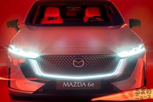 マツダ新型「流麗“FR”セダン」発表！ 「クーペスタイル×ハッチバック風」の斬新フォルム採用！ 258馬力のパワフルユニット搭載の「MAZDA 6e」豪州で26年に発売へ