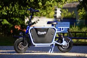 小型～中型犬の搭乗を可能とする電動バイク「ドギー」に“特定小型原付モデル”が登場！ 免許いらずで愛犬と風を感じる旅へ