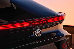 トヨタ“新”「C-HR」登場！ 斬新「赤いTOYOTAエンブレム」＆全長4.3m級「ちょうどいいサイズ」採用の「コンパクトSUV」欧州に登場