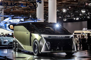 “6輪ショーファー”か、“4シータースポーツ”か？ レクサスが「LS」の名で再定義した「フラッグシップ」の答え【JMS 2025】