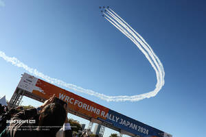 ブルーインパルスがラリージャパン2024開幕を祝う航空ショー。6機が豊田スタジアム上空で華麗なスモーク