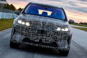 高密度バッテリーで690km？　改良版 BMW iX 試作車へ試乗　マックス・モードも　実力更に上昇