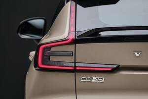 442馬力の小型電動SUV　ボルボ、新EV「EC40」発表　高性能ソフトウェア追加