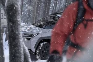 【明日発表】新ハンマーヘッドライトが見えた！ 新型「RAV4」の追加イメージが公開。GR仕様も設定か!?