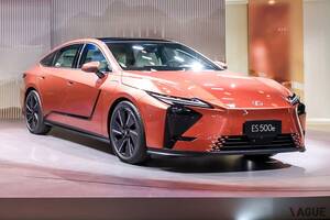レクサス新型「ES」の開発陣が語る「セダンの可能性」 伸びやかさを活かした“革新的フォルム”がセダンの復権を後押しする!?