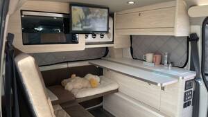 「走るリビング」「えっ クルマの中なの？」トヨタ車ベースのキャンピングカー、もはや部屋。
