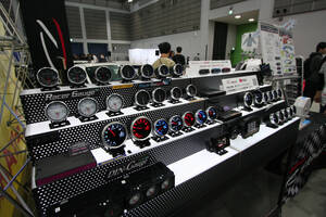 最新モデルから旧車までどんなクルマのインテリアにもベストマッチ！　チューニングカーを数値で支える「Defi」のメーターは必見【東北カスタムカーショー2025】