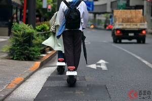 【危険】スーツケースに座って電動キックボードを運転!? SNSでは様々な反応が…!? どんな違反になる？ 元警察官が解説