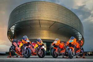 KTM、2チームの2022年型MotoGPマシン『RC16』公開。ファクトリーチームのカラーリングに変更も