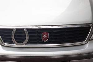 ゲン担ぎ？ 競馬好き？ なぜクルマに「馬のひづめ」ついてた もはや昭和カスタム文化どんな意味が