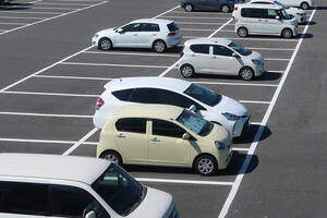 空いているとめちゃくちゃ不快……でも混んでる駐車場なら気にならない！　なぜ人は「トナラー駐車」を嫌がるのか？