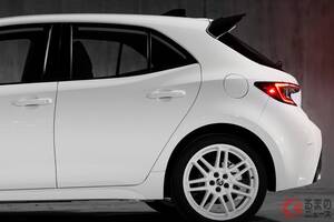 トヨタ「最新カローラFX」に注目！ レトロな旧車デザイン×黒い巨大ウイングがカッコいい！ 白ホイールもサイコーな「スポーツグレード」カナダ仕様とは！