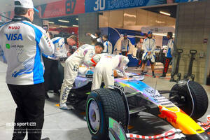 ハジャー車に何かを見つけたローソン。パドックでは地域限定ハンバーガーショップが大人気／現場写真日記