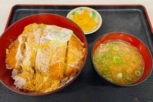 「いつ食べてもウマい」大正から続く日本の洋食「カツ丼」が沁みる夜　バイクで行く高速道路グルメ　東名阪「亀山PA」で「かすうどん」!?