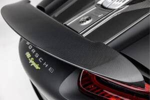 落札価格は4億円超え！カーボン剥き出し“無塗装”の「超希少なポルシェ」がオークションに登場 走行距離4700キロの極上「918 スパイダー」とは