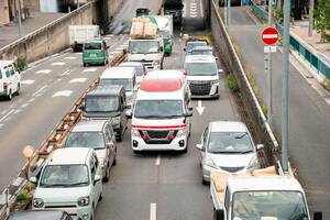信号待ちの先頭で後方から「緊急車両」が接近！　避けるために赤信号で交差点に入れば道交法違反だしどうするのが正解？
