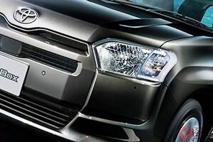 トヨタ新「“5人乗り”コンパクトバン」発表で“反響”殺到！ スッキリ系「カクカクデザイン」×全長4.2m級の「めちゃ扱いやすいサイズ」！ 超ロングセラーモデル「プロボックス」の一部改良で販売店に寄せられた声とは