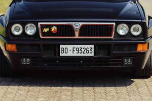 漆黒のランチア「デルタHFマルティーニ5」が約3530万円で落札！限定車相場を超える落札額は元所有者が著名人かつ特別な装備が加味されたのか